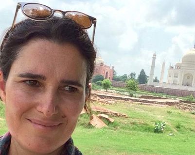 Séance de massage ayurvédique dans un hôpital traditionnel du Kerala, lumière douce, ambiance apaisante et voyage intérieur en Inde.