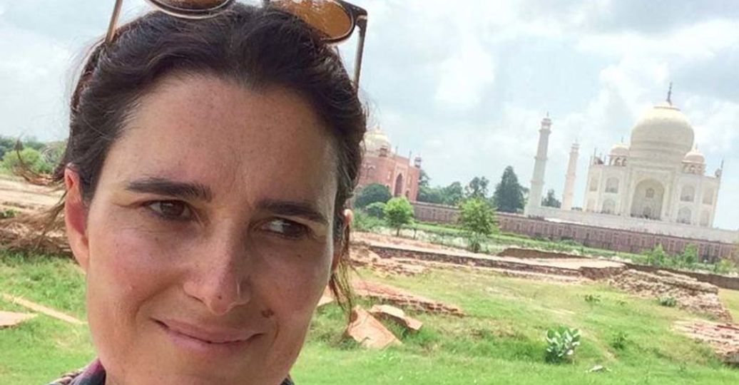 Séance de massage ayurvédique dans un hôpital traditionnel du Kerala, lumière douce, ambiance apaisante et voyage intérieur en Inde.