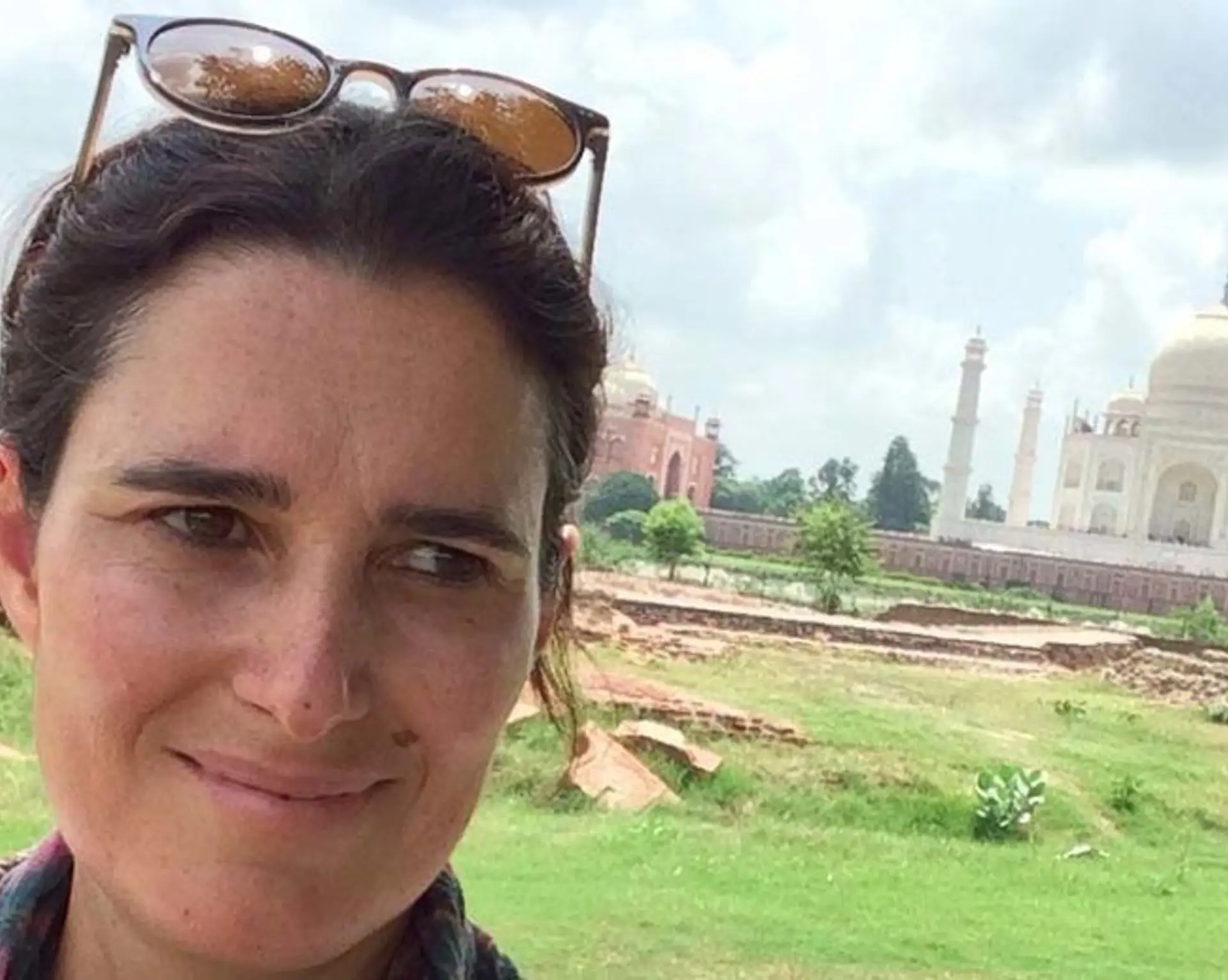 Séance de massage ayurvédique dans un hôpital traditionnel du Kerala, lumière douce, ambiance apaisante et voyage intérieur en Inde.