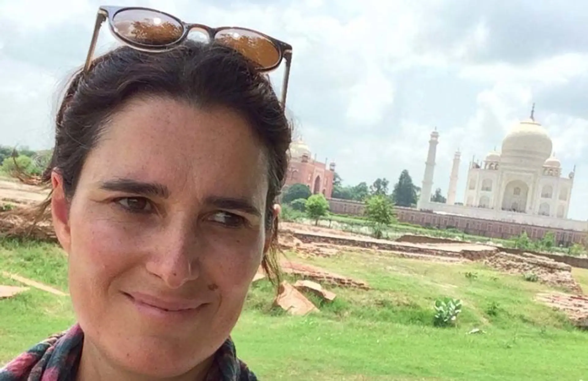 Séance de massage ayurvédique dans un hôpital traditionnel du Kerala, lumière douce, ambiance apaisante et voyage intérieur en Inde.