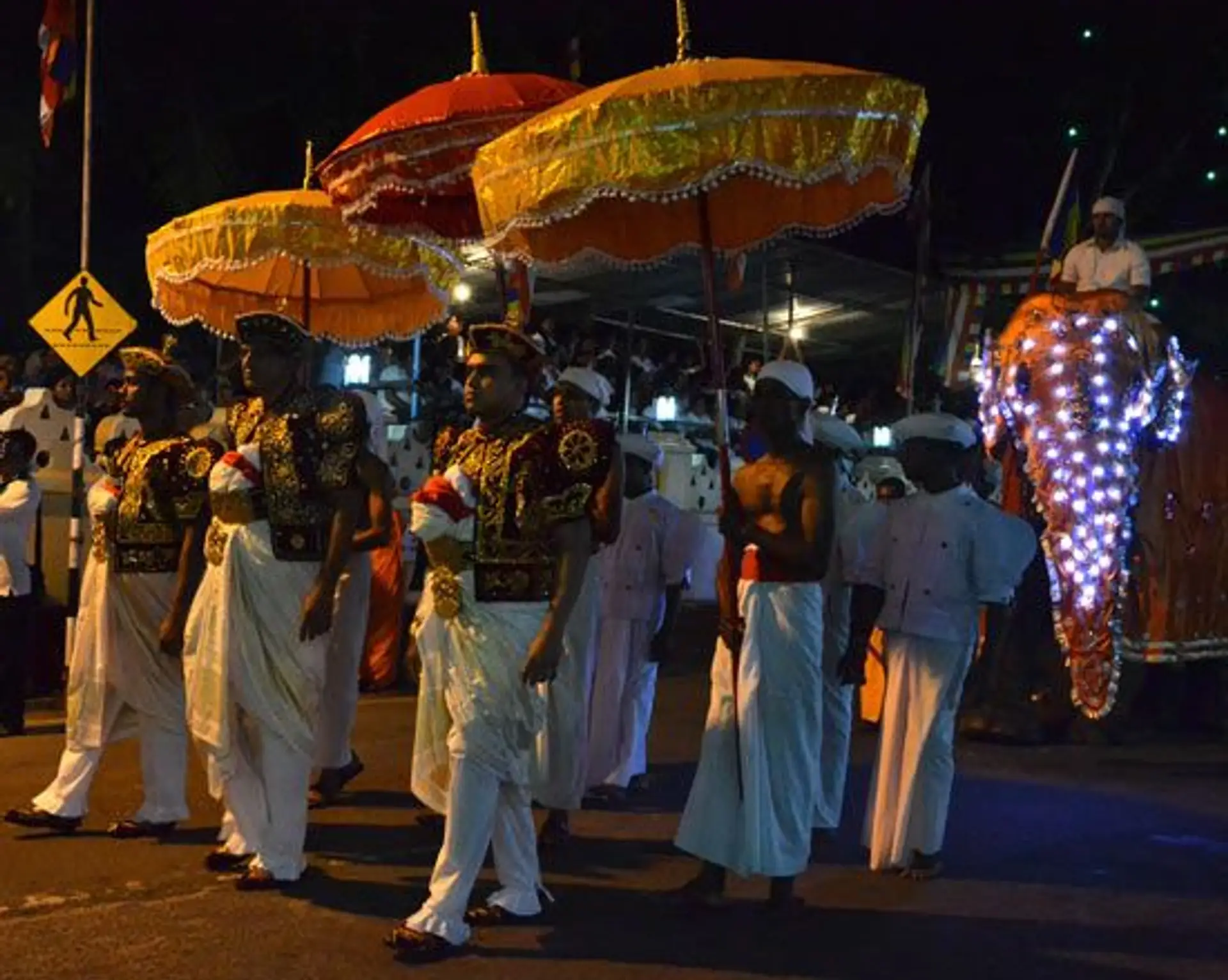 la-perahera-du-temple-de-bellanwila-au-sri-lanka.htm