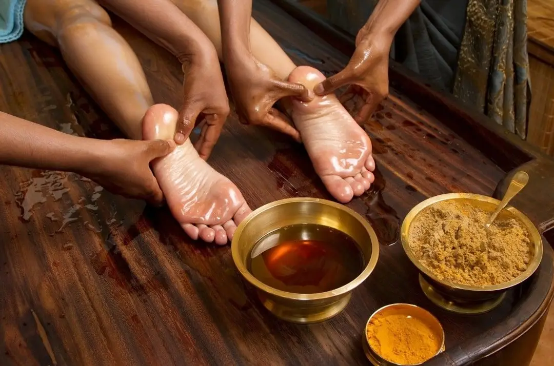 Massage ayurvédique des pieds au Kerala