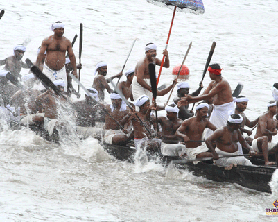 Travel in Asia - Men racing in the Vallam Kali Snake Boat Race in Kerala, India