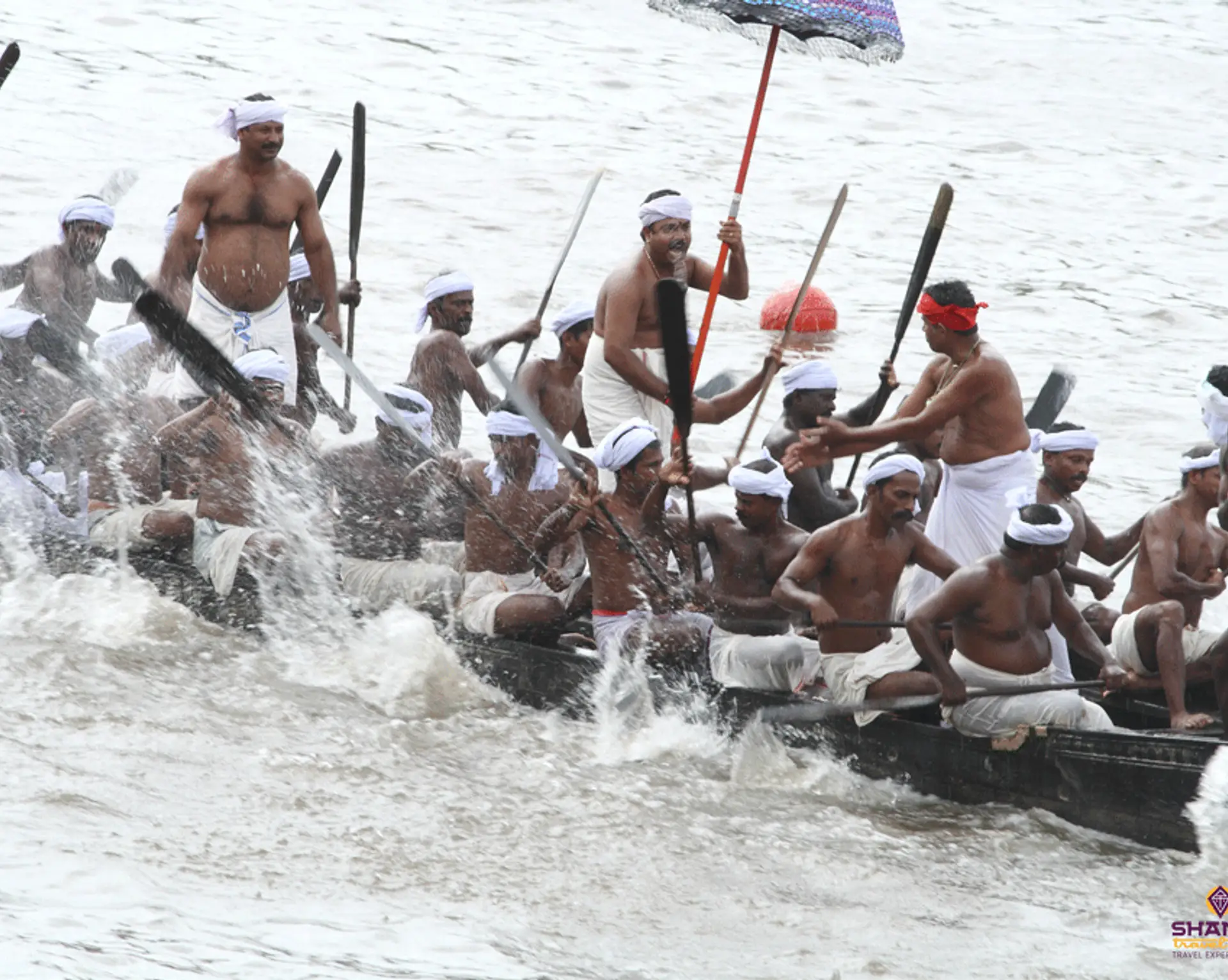 Travel in Asia - Men racing in the Vallam Kali Snake Boat Race in Kerala, India