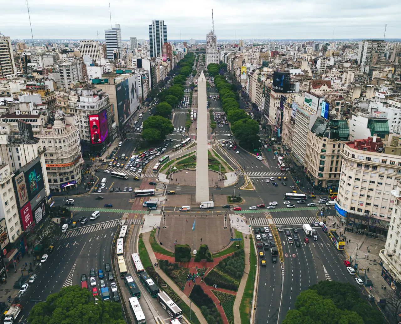 Voyage en Argentine – Vue aérienne de la grande avenue 9 de Julio et de l'emblématique Obélisque au centre-ville de Buenos Aires.