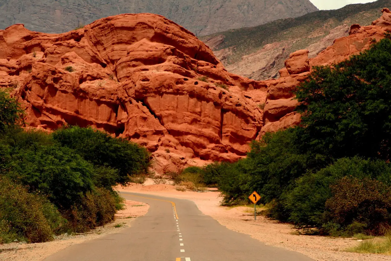 Voyage en Argentine – Les majestueuses formations rocheuses de grès rouge de la Quebrada de las Conchas sur la route entre Cafayate et Salta.