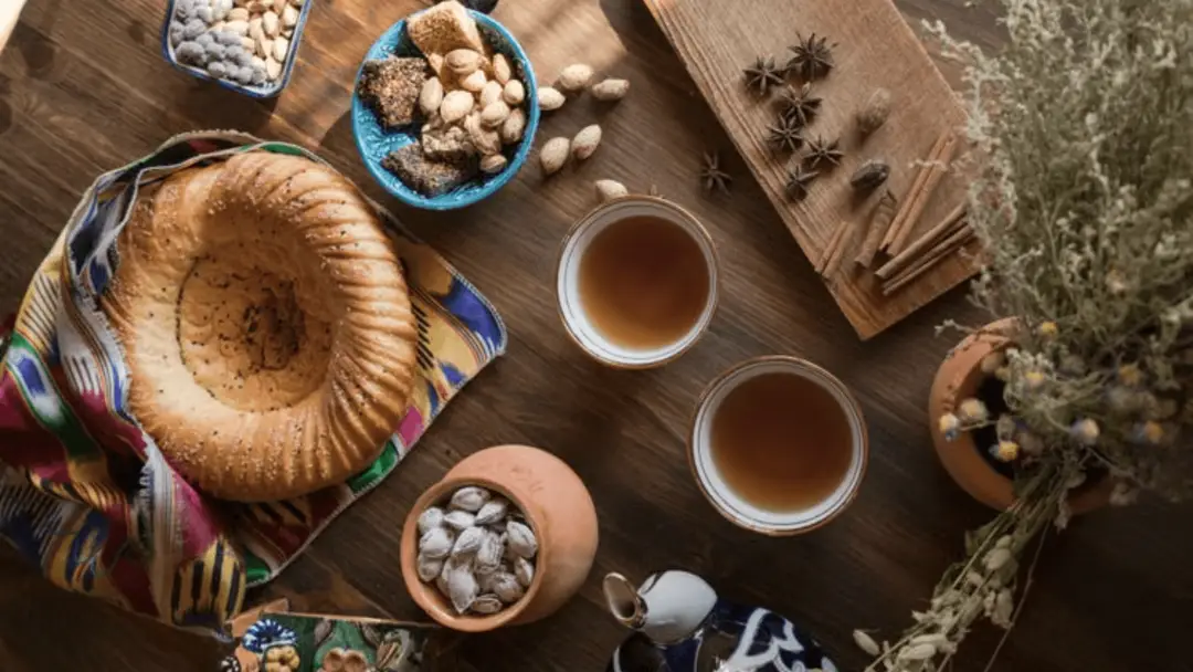 cérémonie traditionnelle du thé ouzbèke avec du pain, des noix