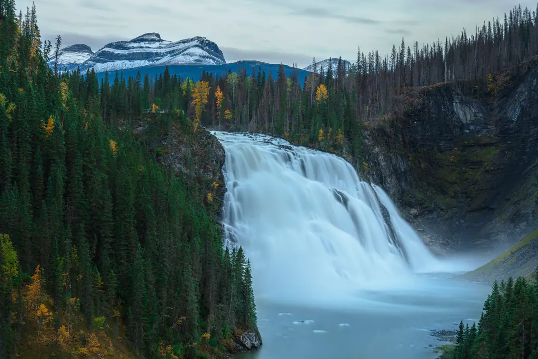 chutes de Kinuseo au nord des rocheuses canadiennes.jpg