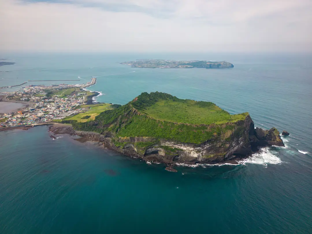 Voyage en Corée du Sud - Le célèbre Seongsan Ilchulbong, vu depuis les airs.