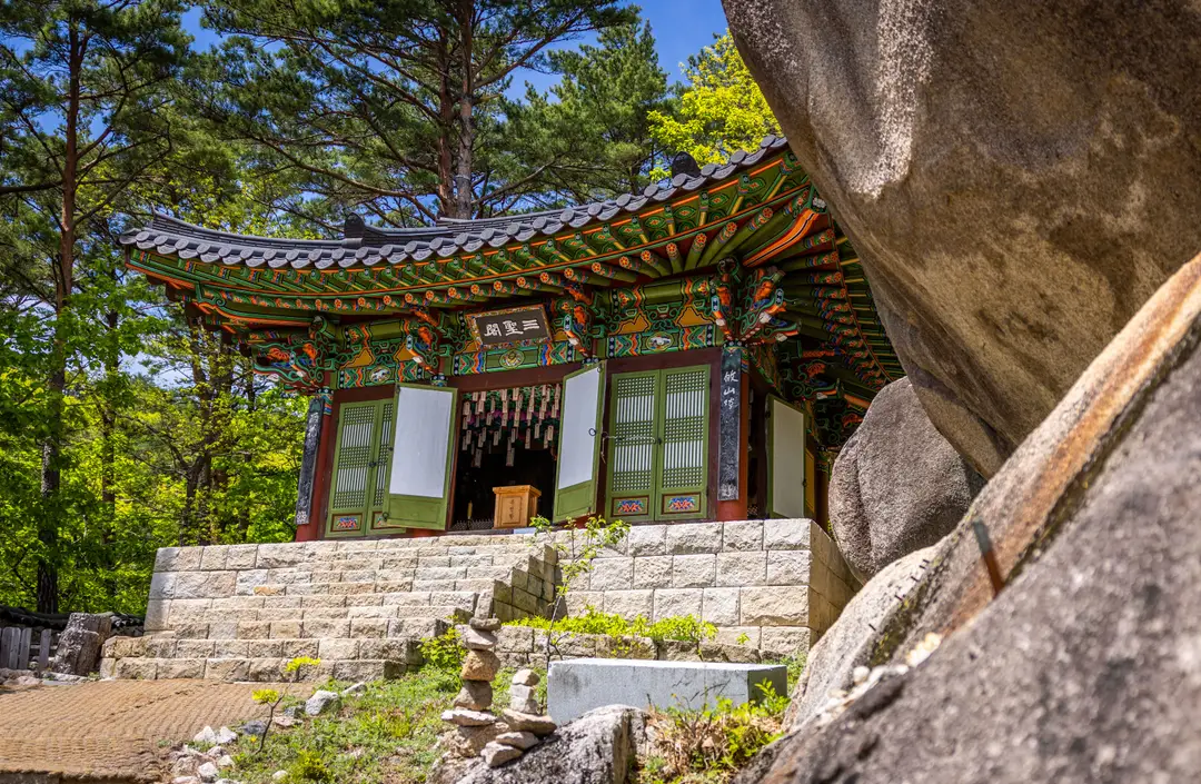 Voyage en Corée du Sud - Un joli temple, lors d'une randonnée au parc national de Seoraksan, offre une halte spirituelle avant d'entamer les sentiers de montagne et les panoramas sur la forêt.