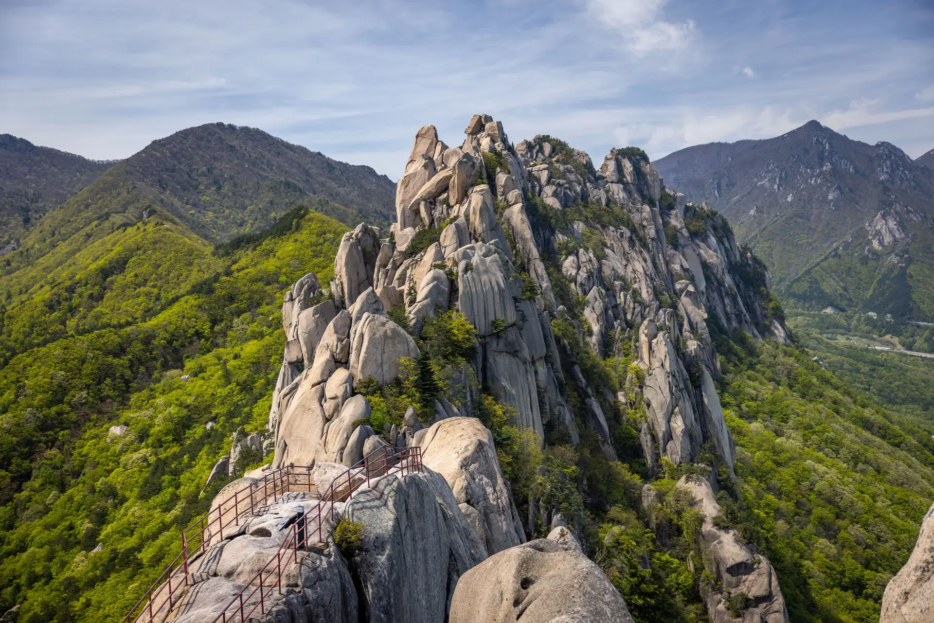 Voyage en Corée du Sud - Depuis la crête au sommet du parc Seoraksan, on profite d'une vue spectaculaire sur les pics rocheux et les montagnes recouvertes de forêt.
