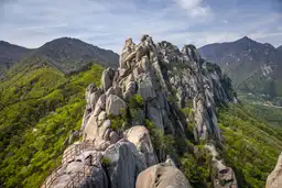 Voyage en Corée du Sud - Depuis la crête au sommet du parc Seoraksan, on profite d'une vue spectaculaire sur les pics rocheux et les montagnes recouvertes de forêt.