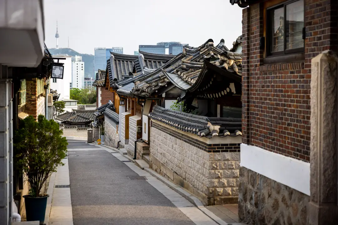 Voyage en Corée du Sud - Ruelle du quartier de Bukchon à Séoul, avec les maisons hanok au premier plan.