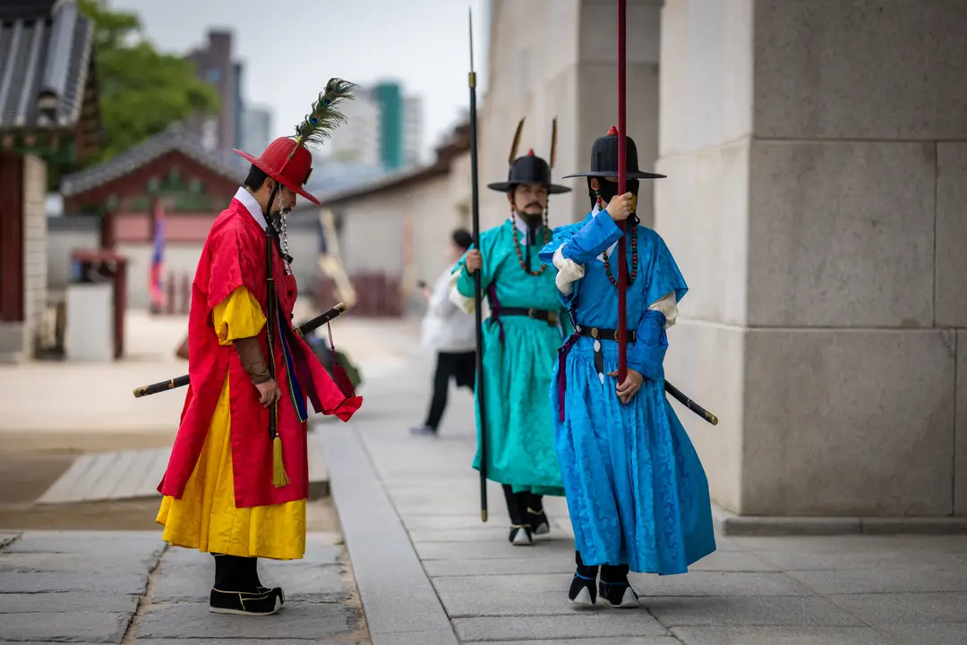 Voyage en Corée du Sud - Relève de la garde au palais de Gyeongbokgung à Séoul, avec les soldats en costumes traditionnels colorés.