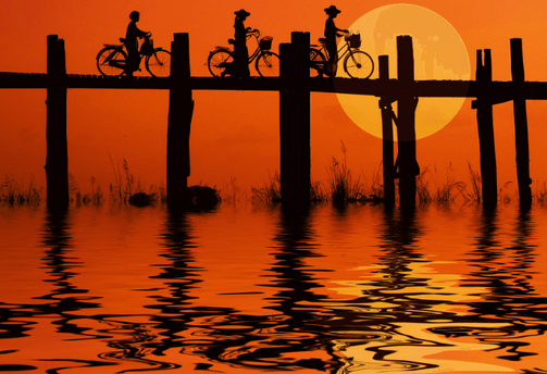 Voyage en Birmanie - pont en teck au coucher du soleil, symbole d’un tourisme responsable et respectueux des communautés locales