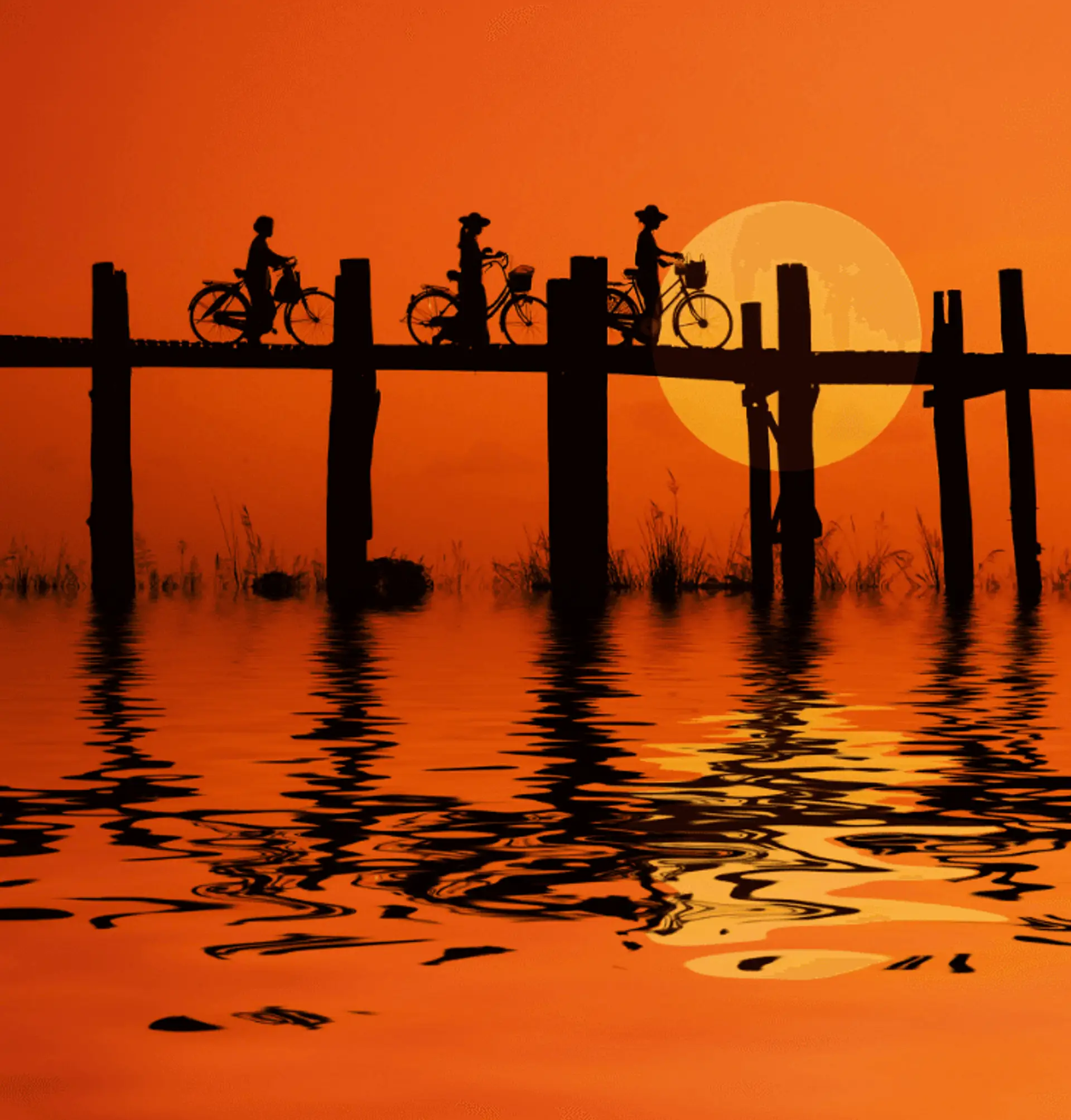 Voyage en Birmanie - pont en teck au coucher du soleil, symbole d’un tourisme responsable et respectueux des communautés locales