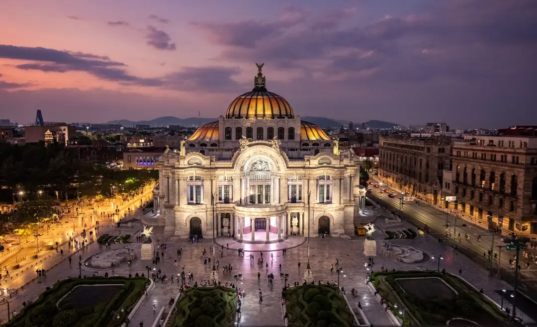 Le Palacio de Bellas Artes au coucher du soleil, à Mexico.