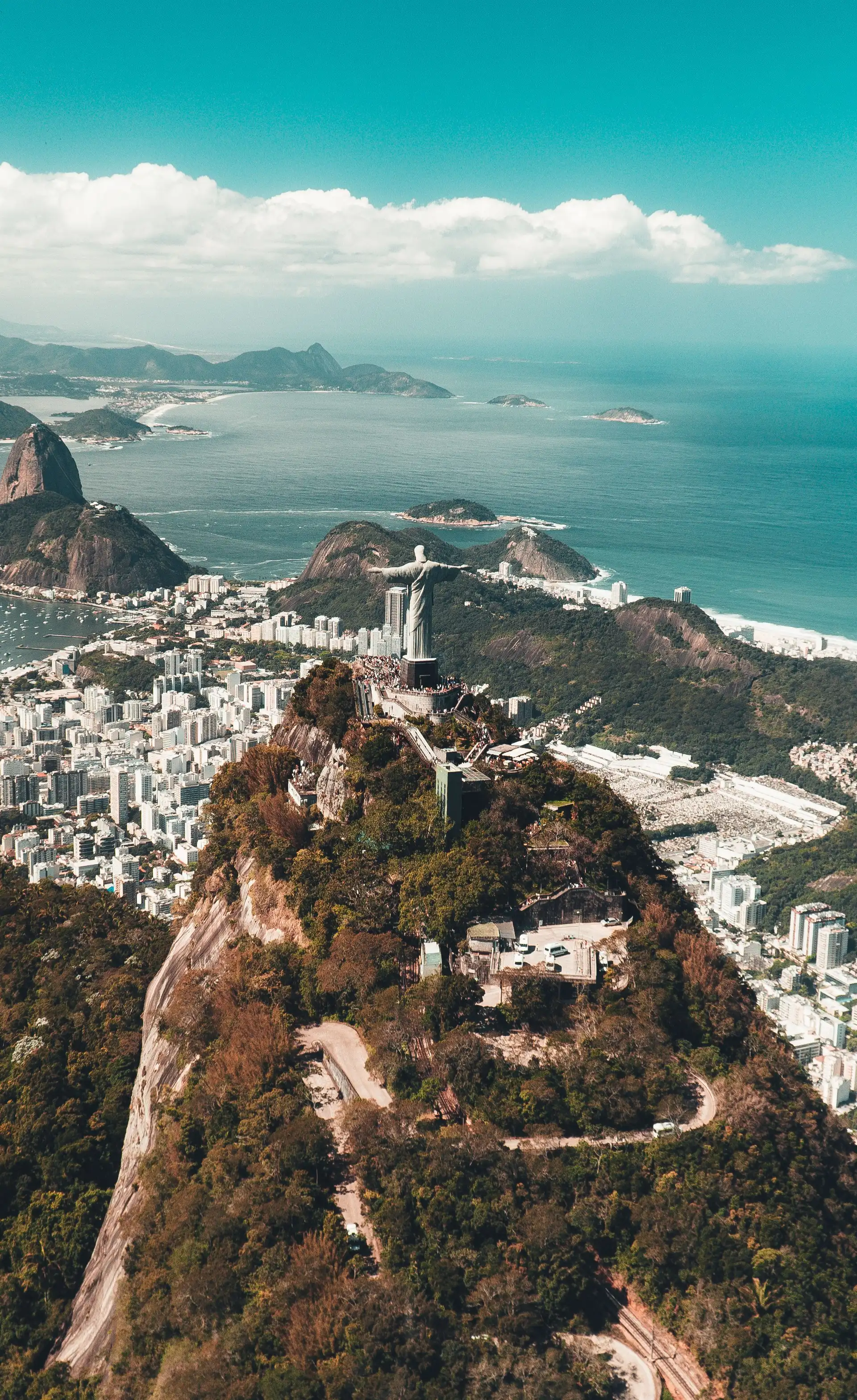 Voyage au Brésil – Vue panoramique aérienne de la ville de Rio de Janeiro, de la colline du Pain de Sucre et de la baie face à l'océan Atlantique.