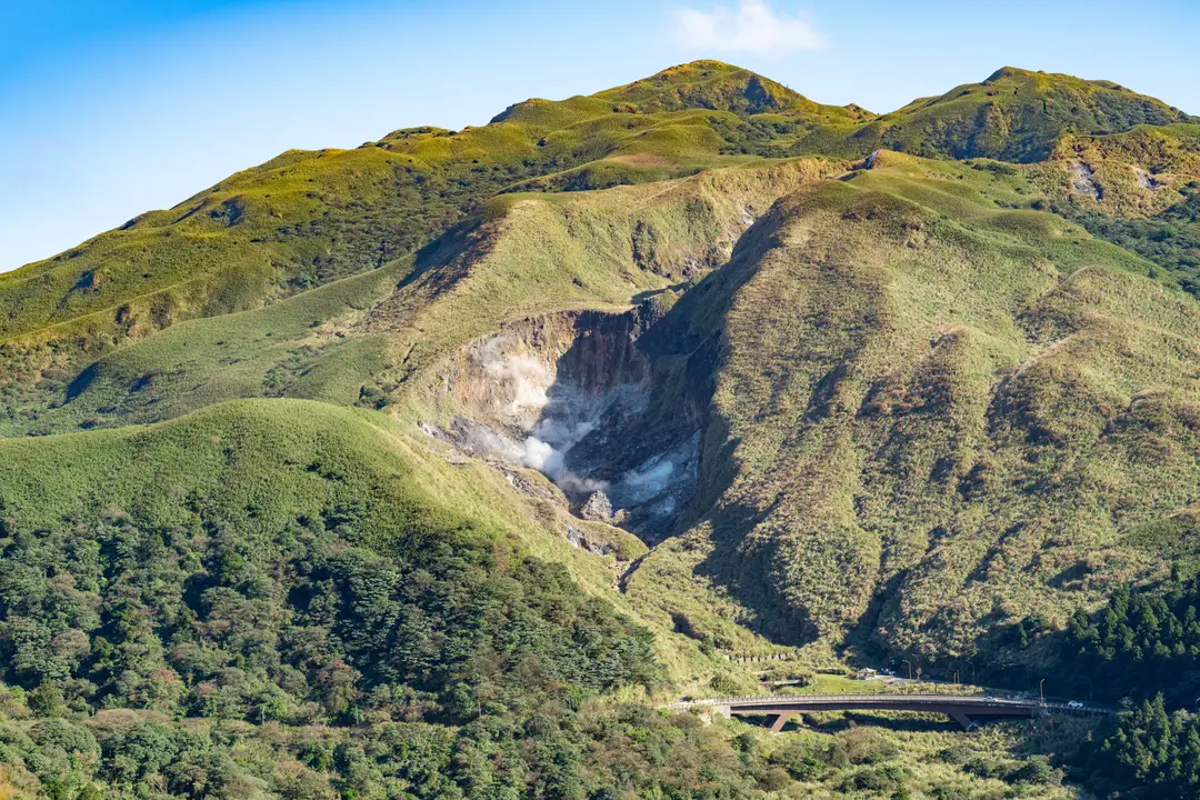 cratère volcanique verdoyant de Yangmingshan à Taïwan..jpg
