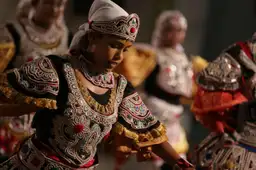 Danseuse traditionnelle de Kandy en costume orné lors d'une performance au Sri Lanka