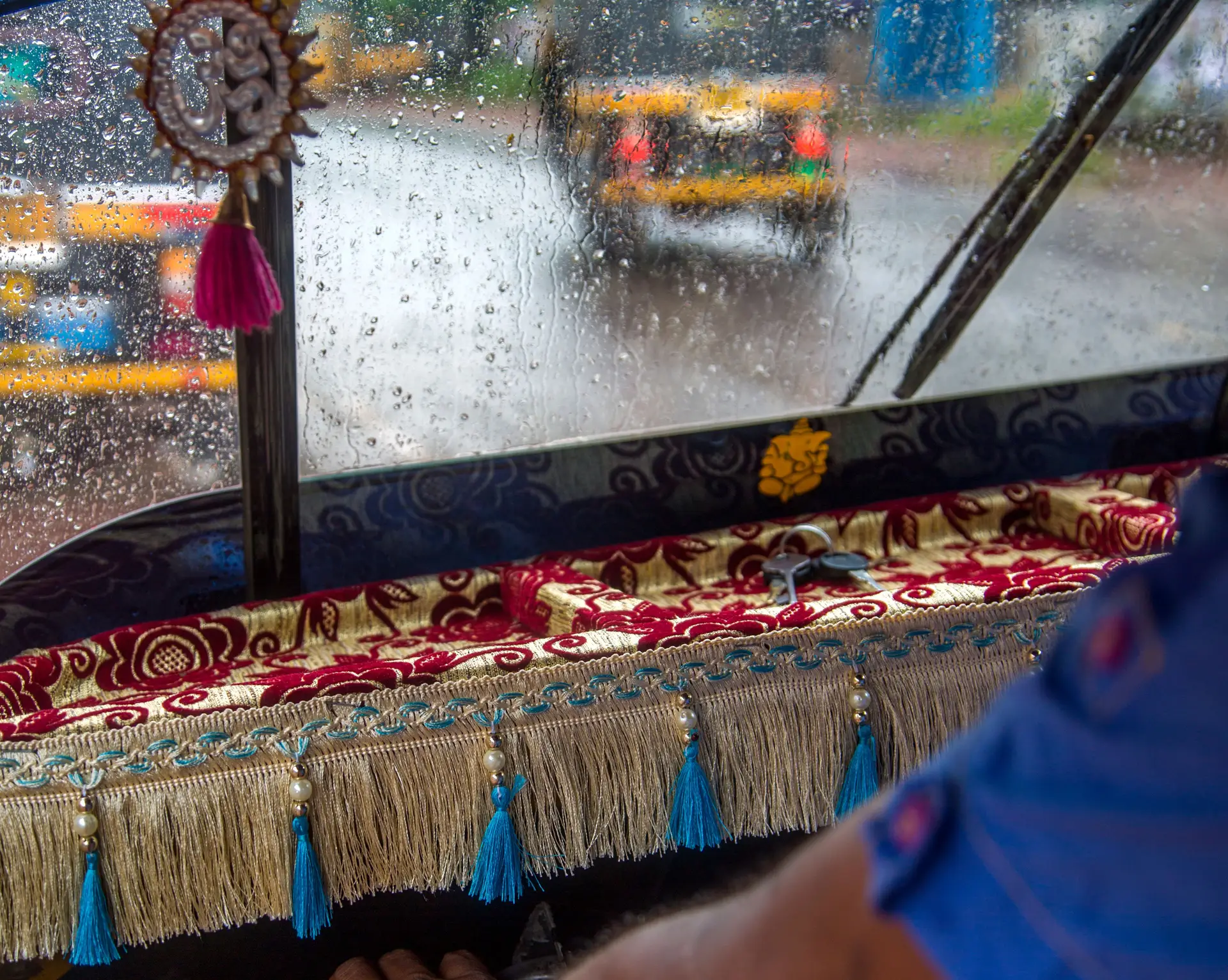 Voyage en Asie – Tuk-tuk décoré en Inde sous la pluie, symbole de voyage authentique pendant la mousson