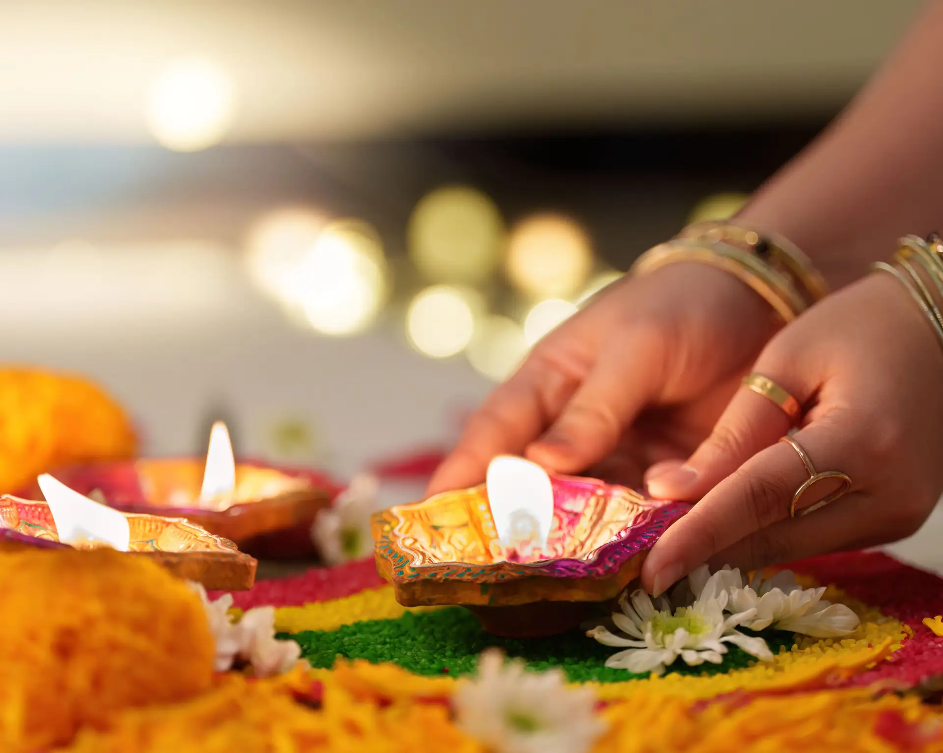 Voyage en Asie – Lampes et décorations colorées célébrant Diwali, la fête hindoue des lumières en Inde.