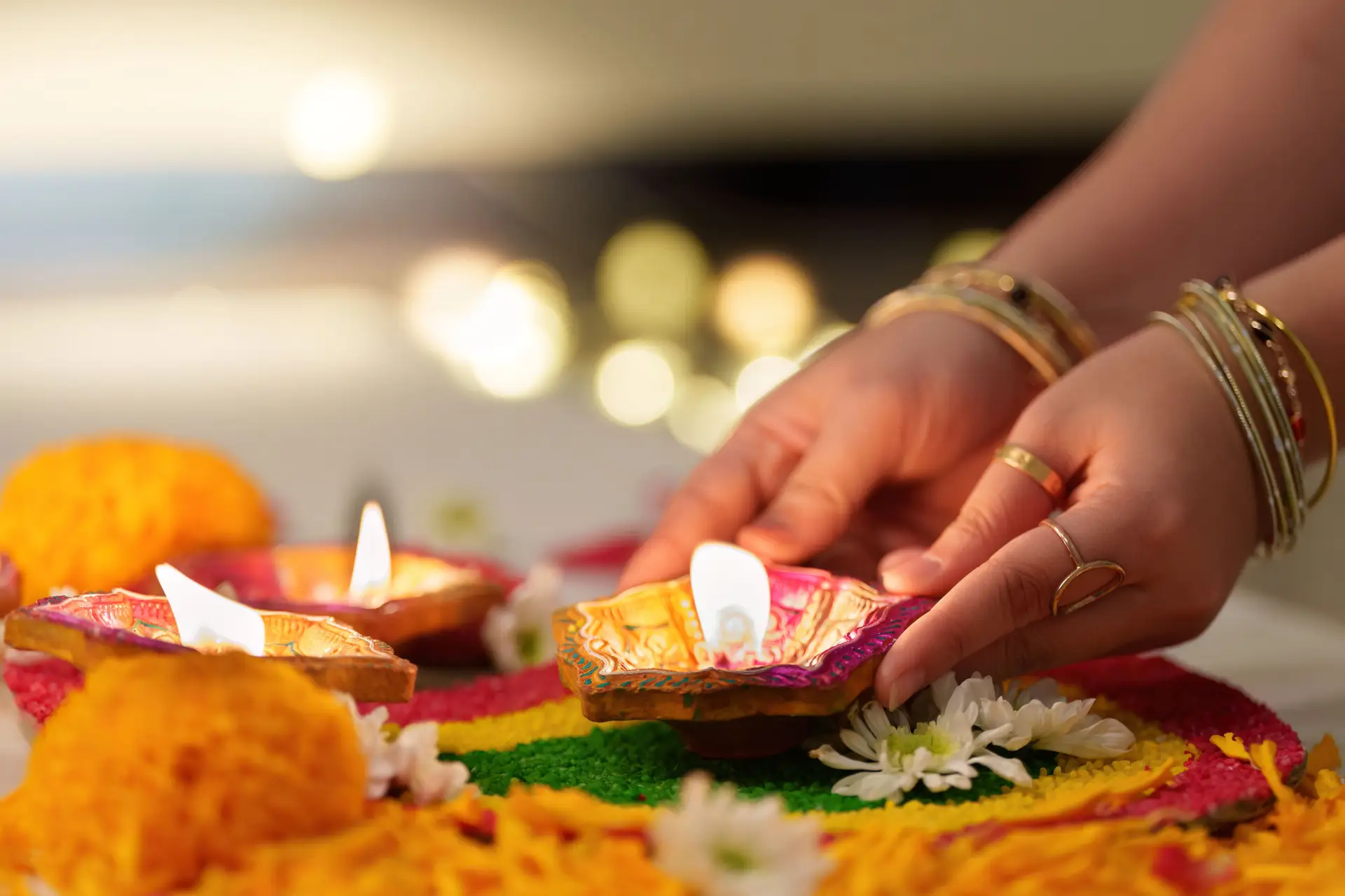 Voyage en Asie – Lampes et décorations colorées célébrant Diwali, la fête hindoue des lumières en Inde.