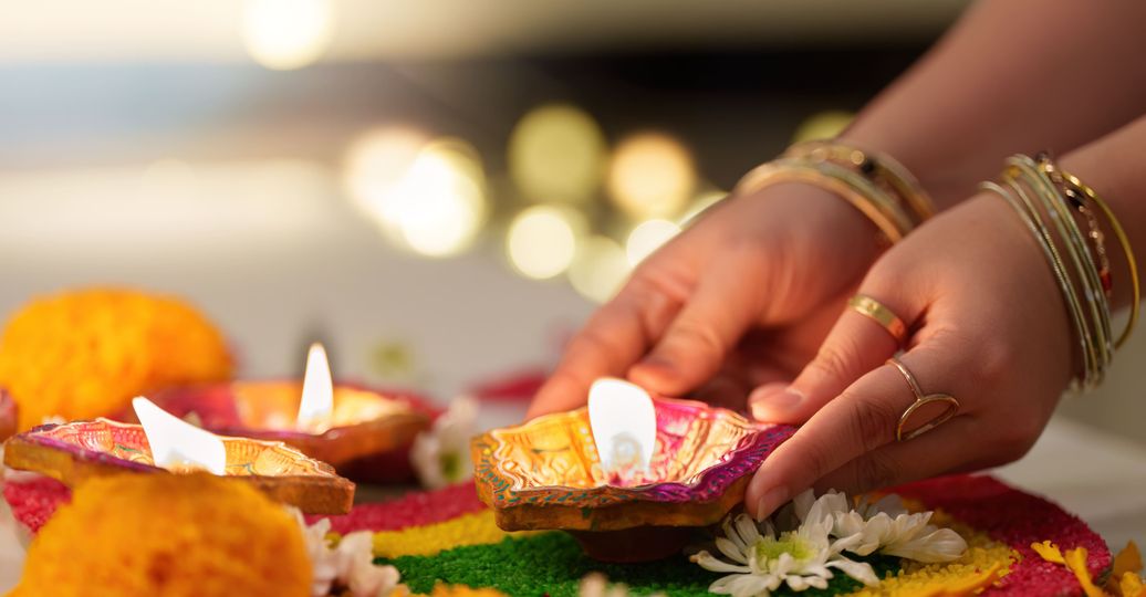 Voyage en Asie – Lampes et décorations colorées célébrant Diwali, la fête hindoue des lumières en Inde.