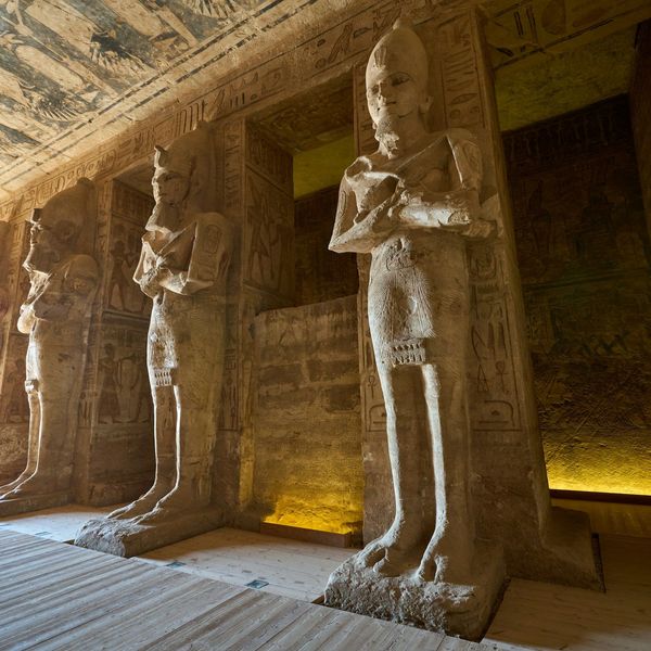 Statues colossales d'Osiris alignées dans la salle hypostyle du temple d'Abou Simbel