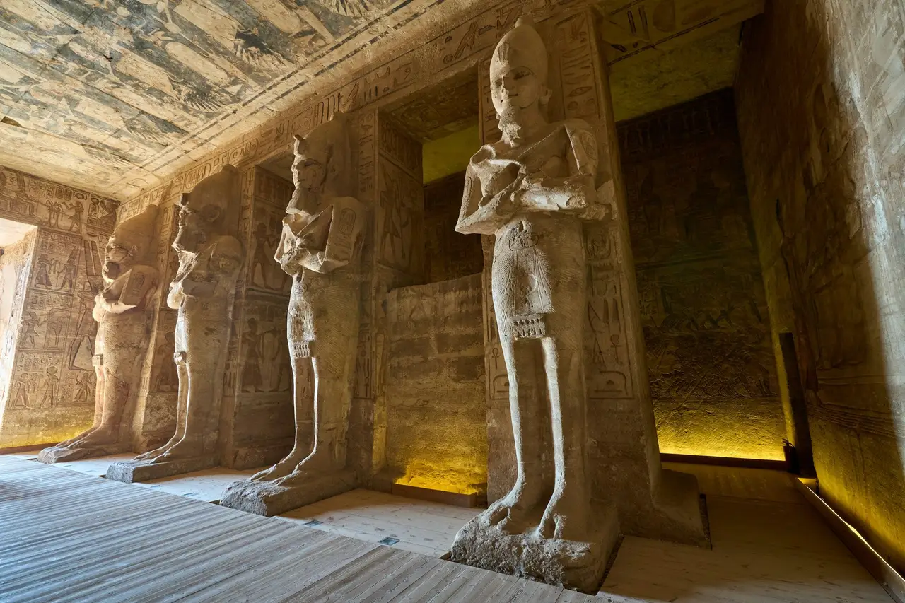 Statues colossales d'Osiris alignées dans la salle hypostyle du temple d'Abou Simbel