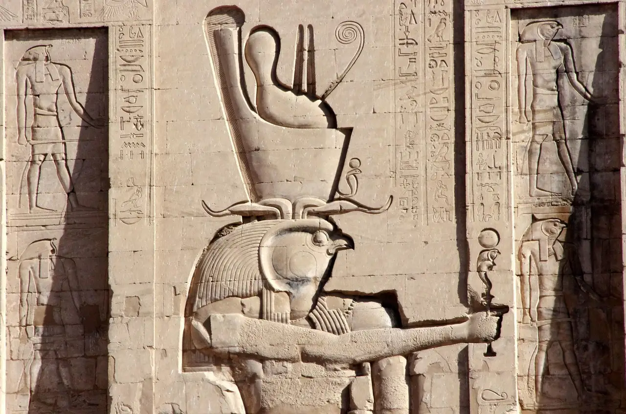Bas-relief détaillé du dieu Horus à tête de faucon au temple de Kom Ombo