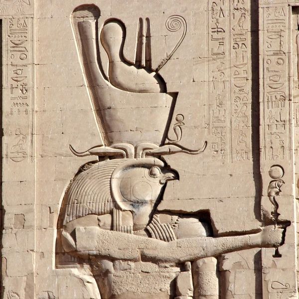 Bas-relief détaillé du dieu Horus à tête de faucon au temple de Kom Ombo