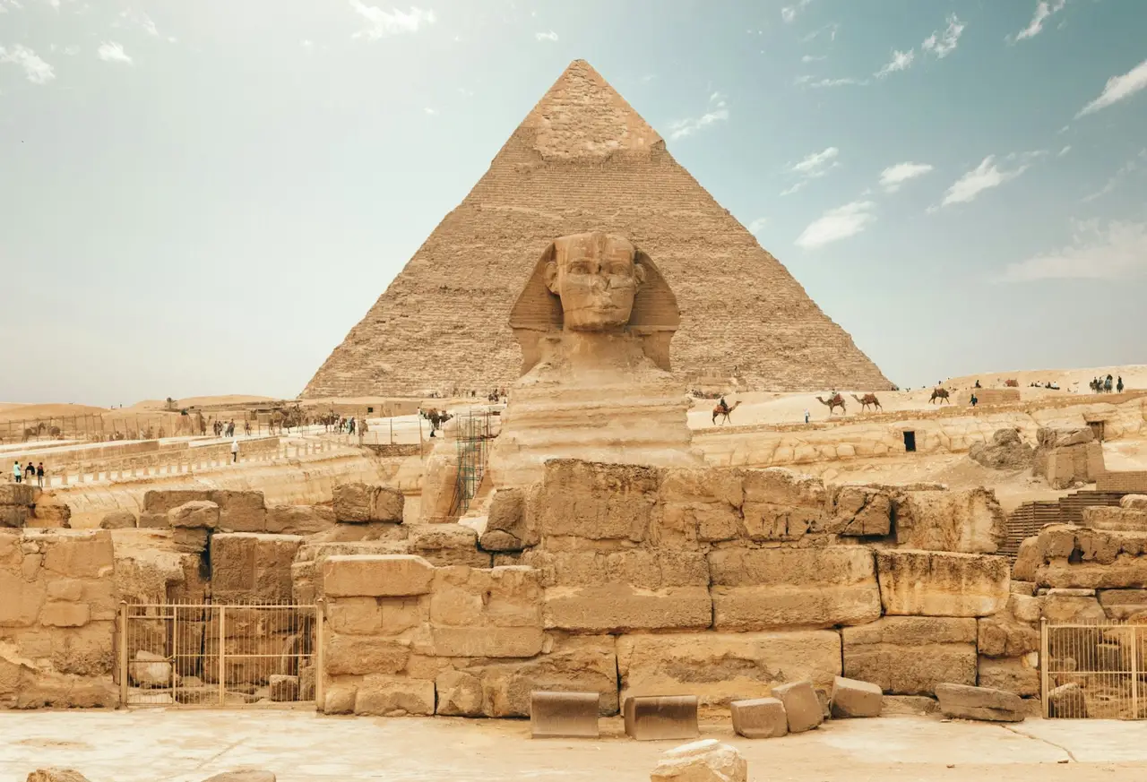 Le Grand Sphinx de Gizeh devant la pyramide de Khéphren dans le désert