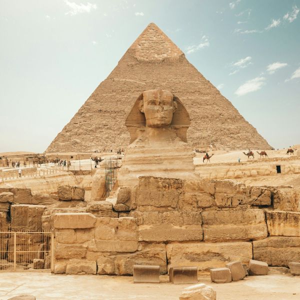 Le Grand Sphinx de Gizeh devant la pyramide de Khéphren dans le désert
