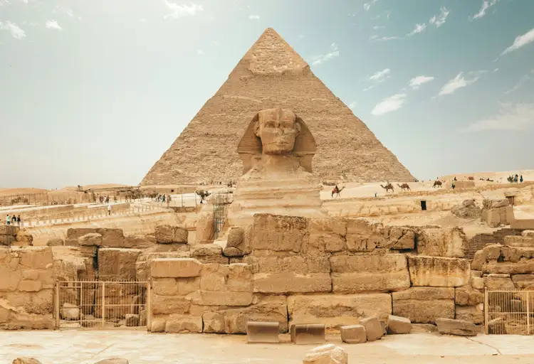 Le Grand Sphinx de Gizeh devant la pyramide de Khéphren dans le désert