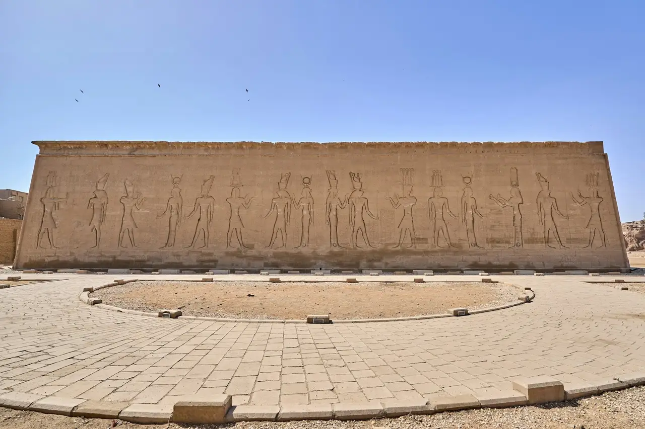 Mur extérieur du temple d'Edfou orné de grands bas-reliefs de divinités égyptiennes