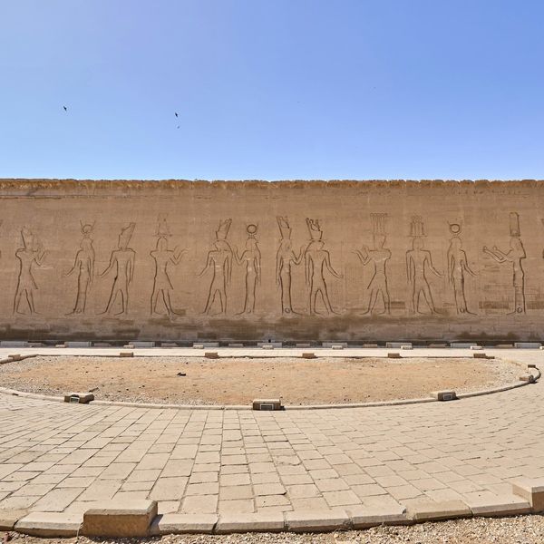 Mur extérieur du temple d'Edfou orné de grands bas-reliefs de divinités égyptiennes