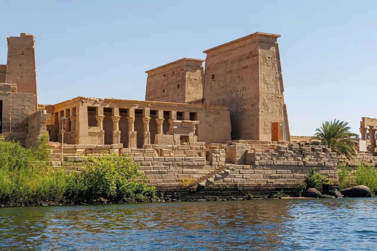 Le temple de Philae avec ses colonnades au bord du Nil à Assouan