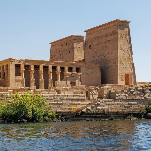 Le temple de Philae avec ses colonnades au bord du Nil à Assouan