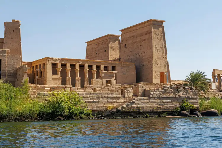 Le temple de Philae avec ses colonnades au bord du Nil à Assouan