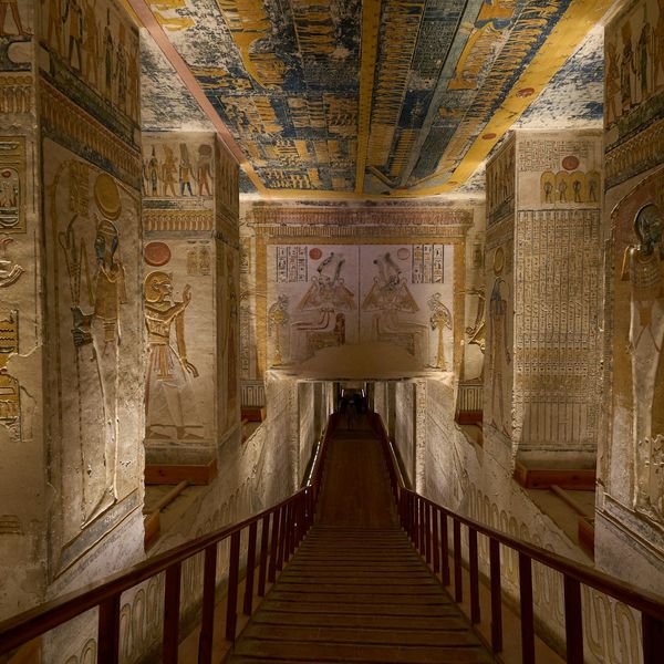 Couloir d'une tombe aux murs gravés dans la Vallée des Rois à Louxor
