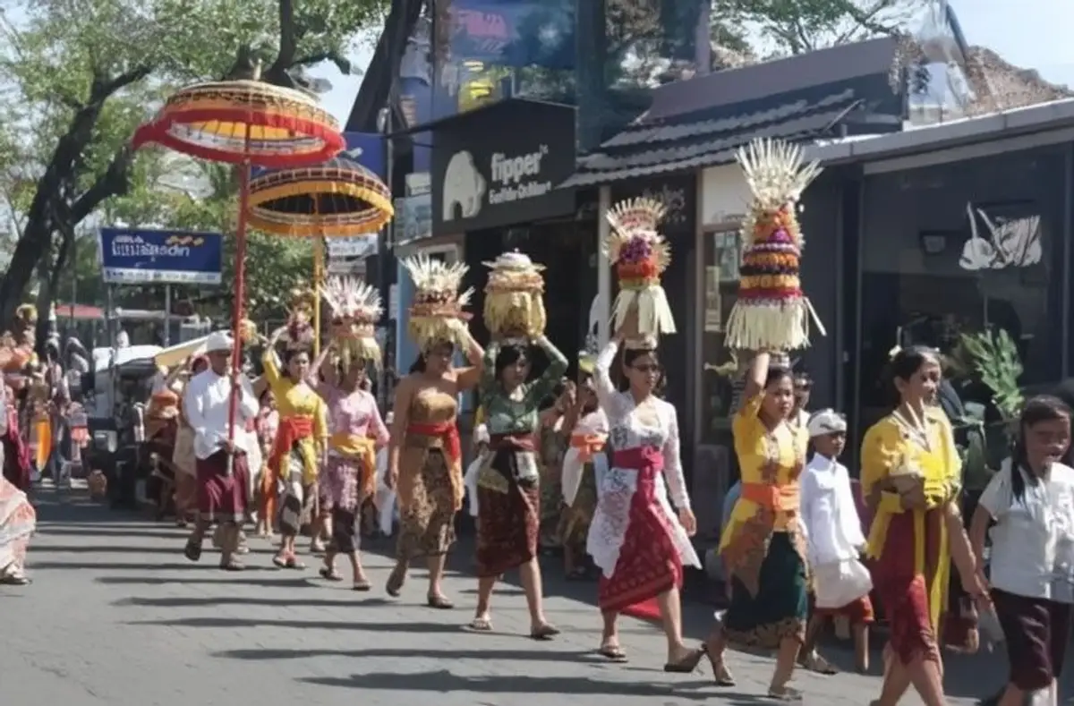 Traditionell gekleidete Menschen auf Bali 