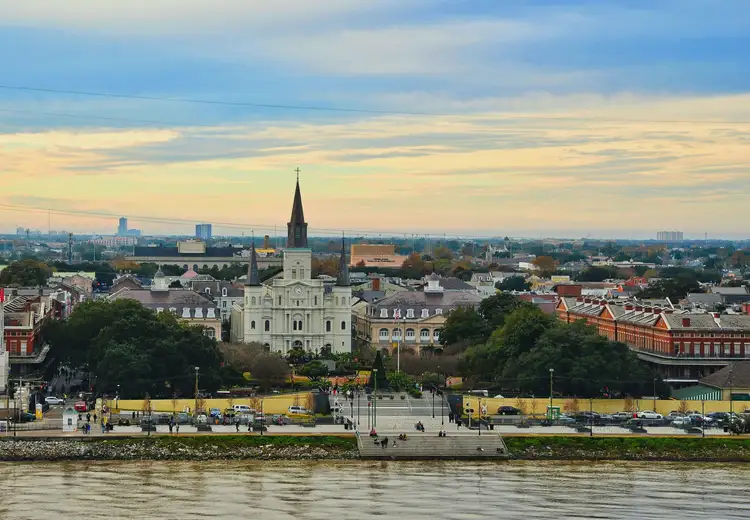 Vue aérienne sur la cathédrale Saint-Louis et les toits du quartier historique de La Nouvelle-Orléans en bordure du Mississippi