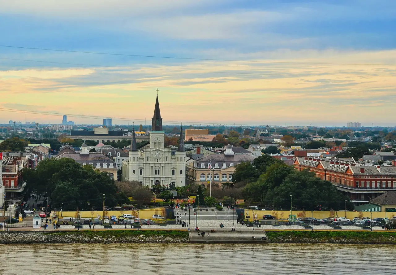 Vue aérienne sur la cathédrale Saint-Louis et les toits du quartier historique de La Nouvelle-Orléans en bordure du Mississippi