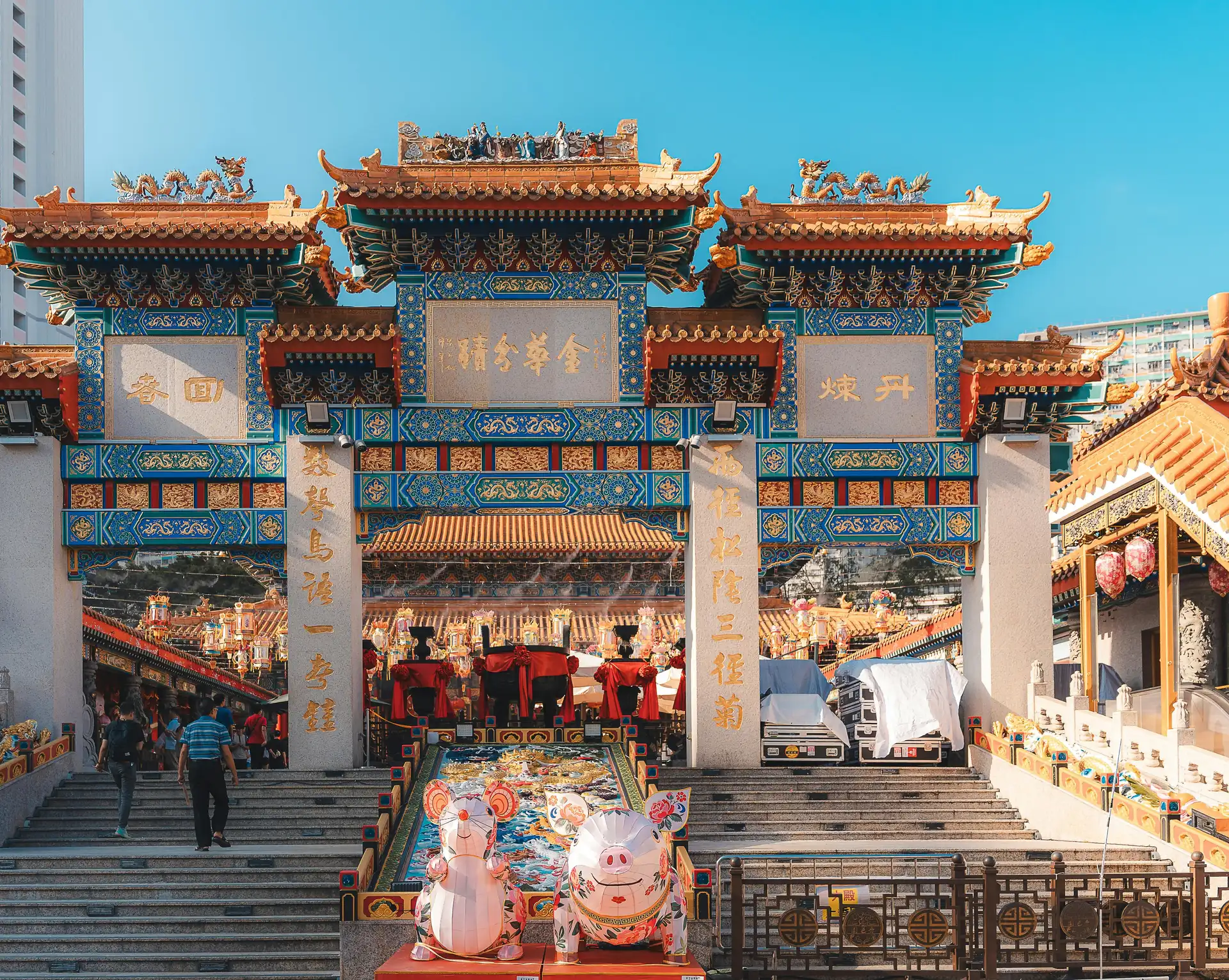 Portail d'entrée traditionnel et pavillons ornés du temple taoïste Wong Tai Sin à Hong Kong.
