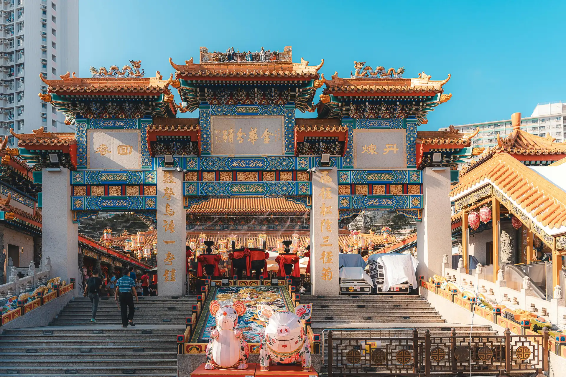 Portail d'entrée traditionnel et pavillons ornés du temple taoïste Wong Tai Sin à Hong Kong.