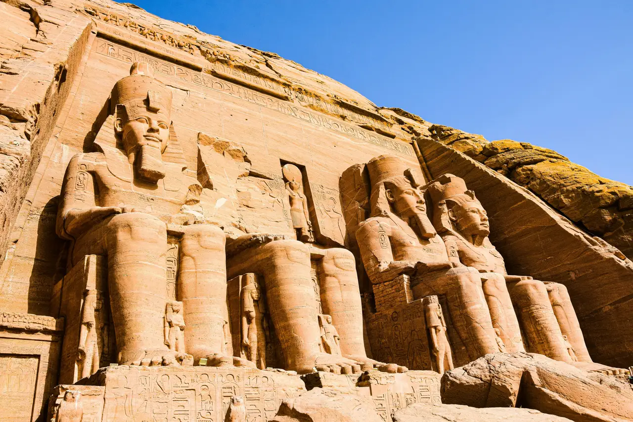 Les quatre statues colossales assises de Ramsès II taillées dans la roche sur la façade du grand temple