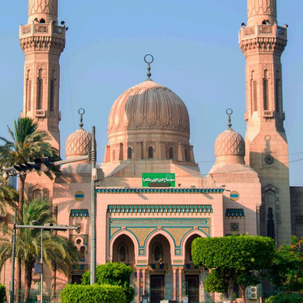 Façade d'une mosquée et son dôme central sous un ciel clair