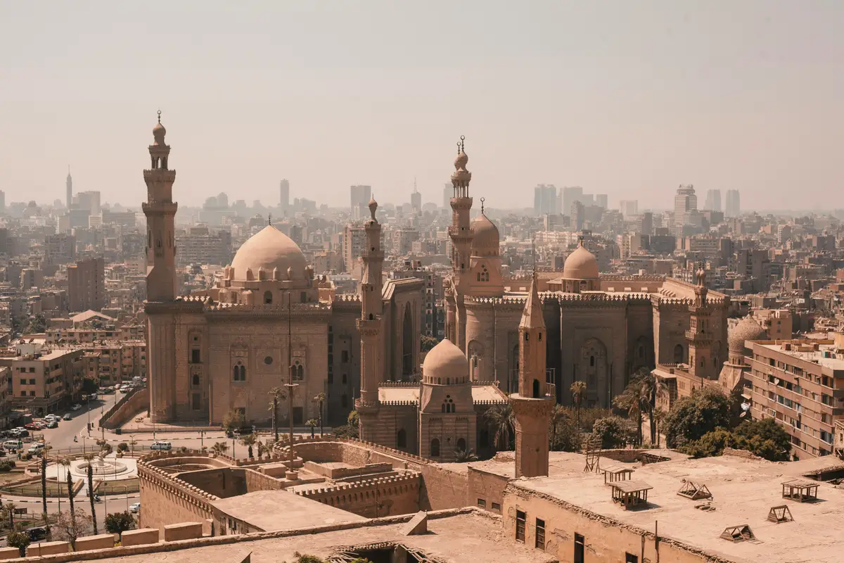 Vue aérienne sur les dômes et les minarets des mosquées du Caire historique dans une atmosphère sablonneuse