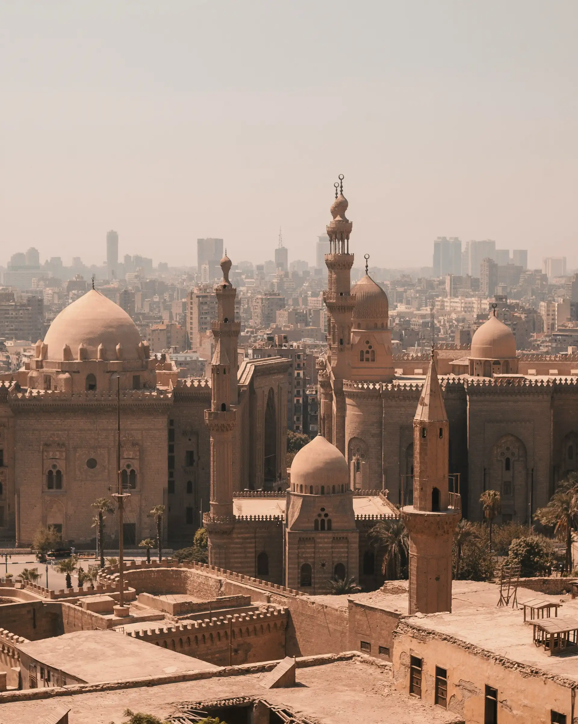 Vue aérienne sur les dômes et les minarets des mosquées du Caire historique dans une atmosphère sablonneuse